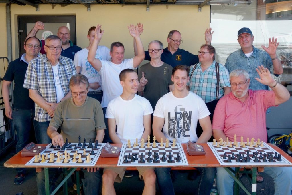 Jens Kotainy spendet Siegerpreis des Hohenlimburger Stadtfest Blitzturniers