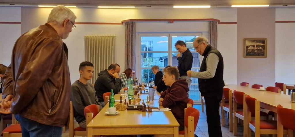 Bezirksliga 2023/24, Runde 1: Knapper Auftaktsieg gegen den SV Menden.