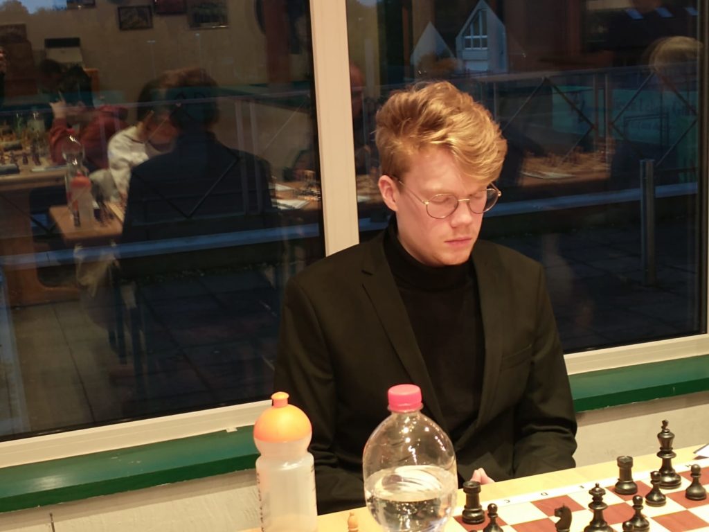 Bezirksliga 2023/24, Runde 3: Mannschaftsremis gegen die Favoriten